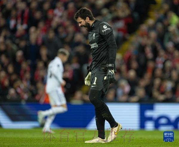 维尼修斯晒队友本泽马获奖照片 配文：最佳